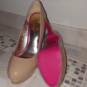 Nude pumps